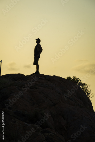 Silhouette Mann auf Felsen im Sonnenuntergang