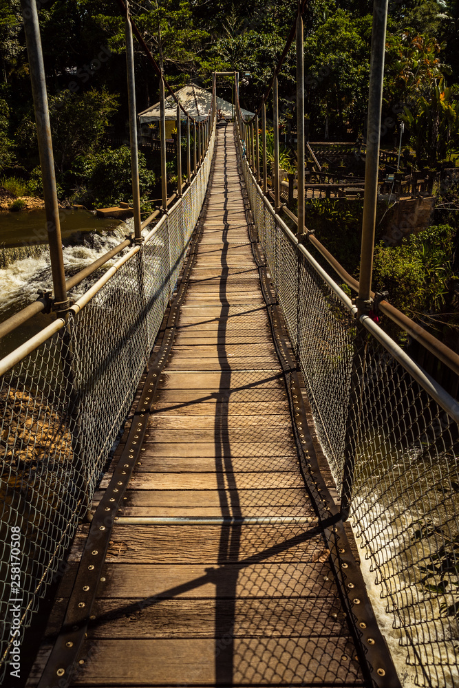 Fototapeta premium Hängeseilbrücke in Australien über einen Fluss