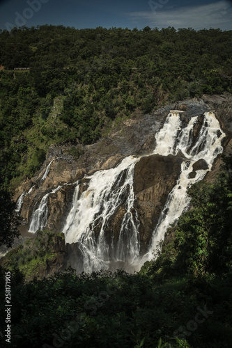 riesiger Wasserfall im Regenwald