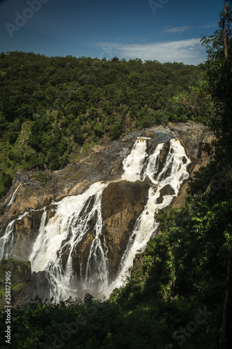 riesiger Wasserfall im Regenwald photo