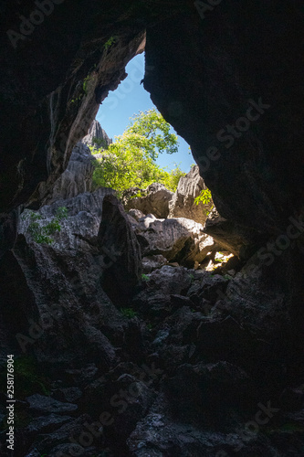 Eingang Ausgang dunkle Höhle