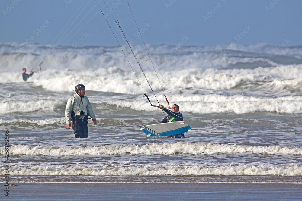 Naklejka premium kitesurfer under instruction in the sea