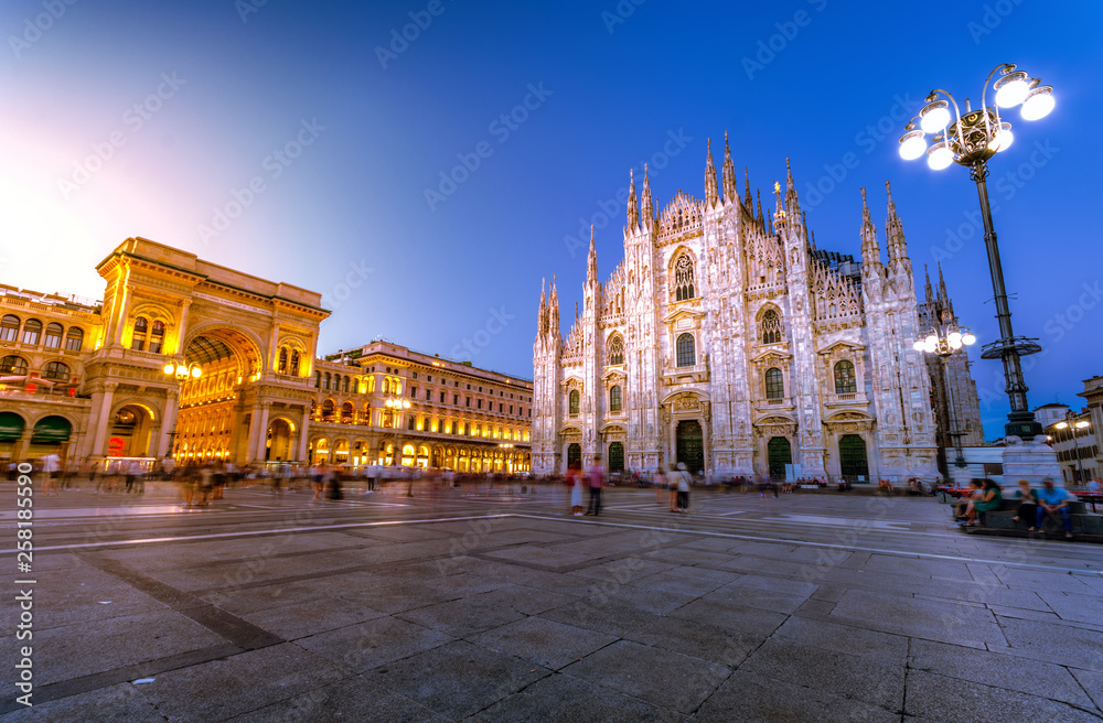 Fototapeta premium Milan Cathedral, Piazza del Duomo at night, Lombardia, Italy