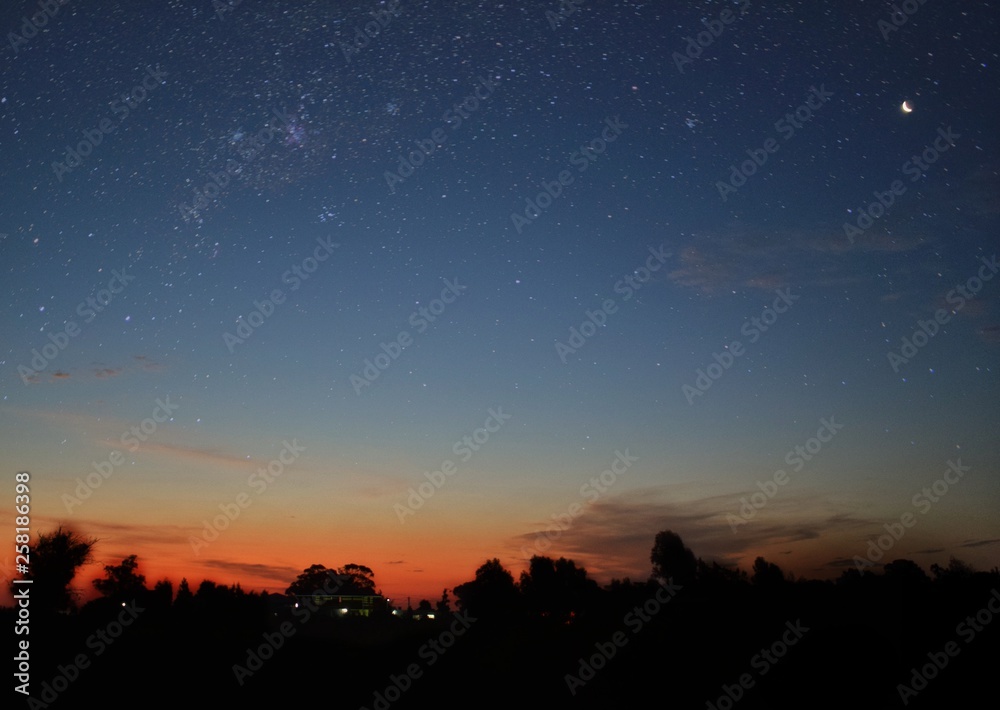 siluetas campo ciudad atardecer amanecer estrellas