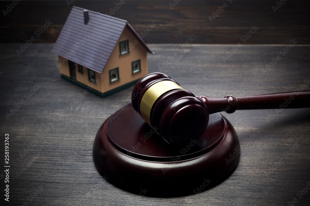 Obraz premium Real Estate Auction. Gavel and house on dark wooden background