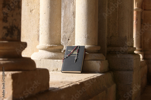 Bible et chapelet. L'Abbaye-de-Fontenay. Fontenay. / Bible and rosary. Abbey of Fontenay. 1118. Fontenay.  photo