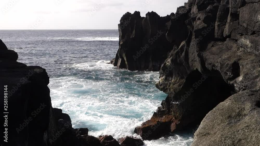 schroffe Felsküste an der Ponta  da Ferraria