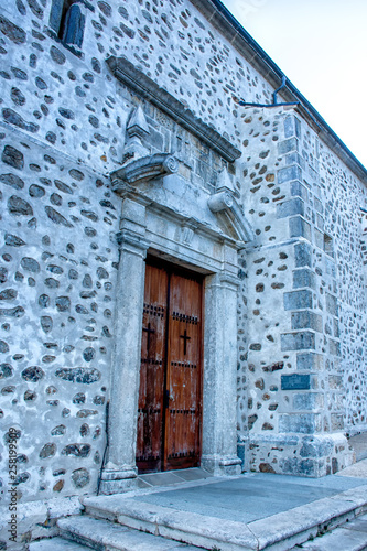 fachada ermita virgen de hontanares en riaza, segovia