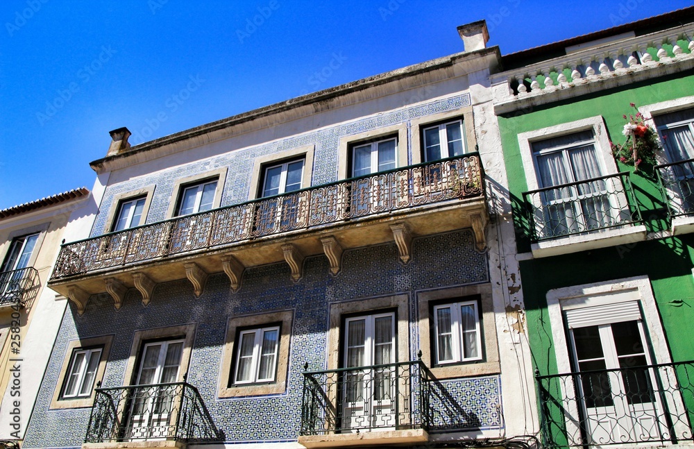 Obraz premium Old colorful houses and streets of Lisbon