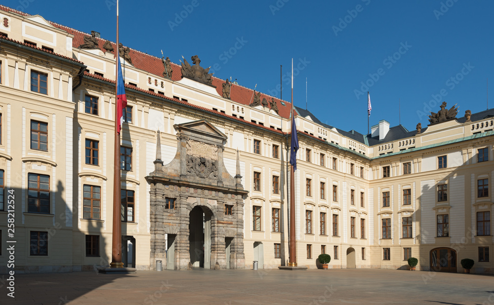 Pague: First Courtyard of the Prague Castle, Matthias Gate