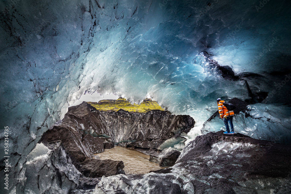 A wonderful view of ice cave in Iceland - obrazy, fototapety, plakaty 