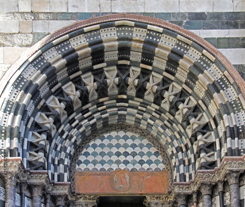 l arco del portale di sinistra della Cattedrale di San Lorenzo  Genova