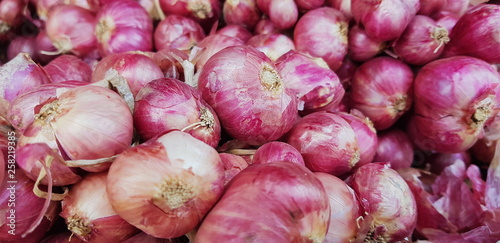 The ingredient for food that it is red onion.