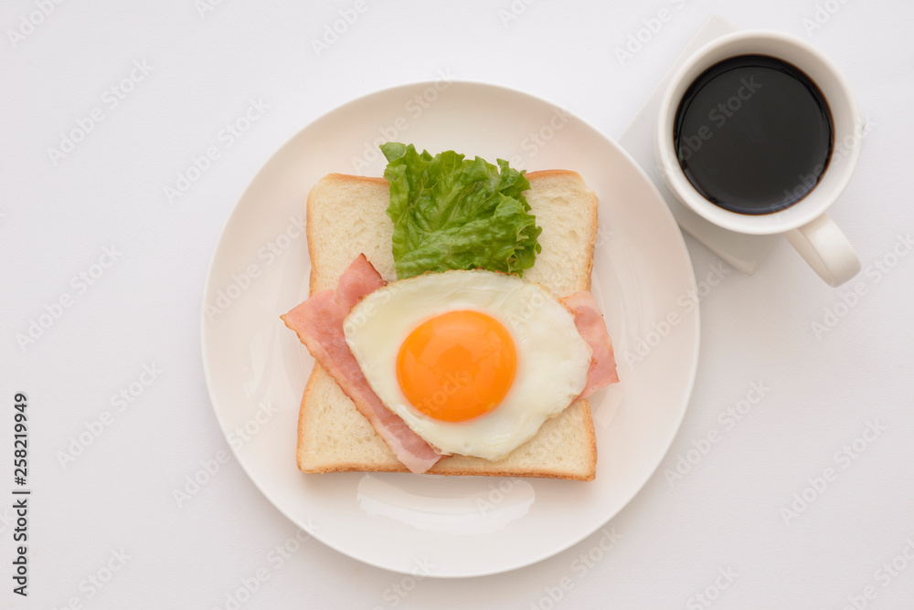 Fototapeta premium 食パンと目玉焼きにコーヒー