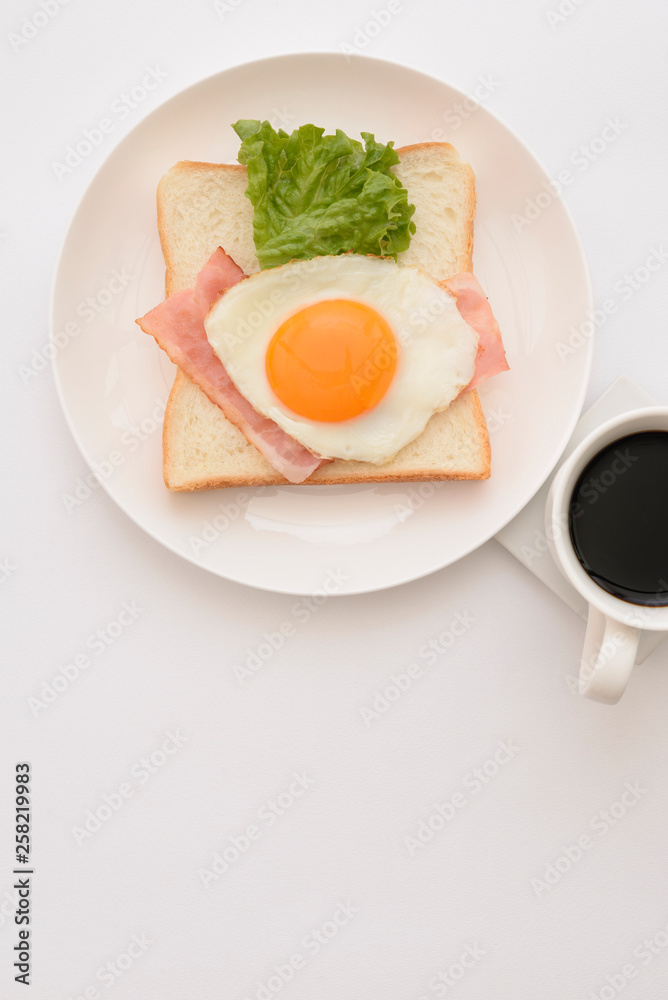食パンと目玉焼きにコーヒー 食パンと目玉焼きにコーヒー