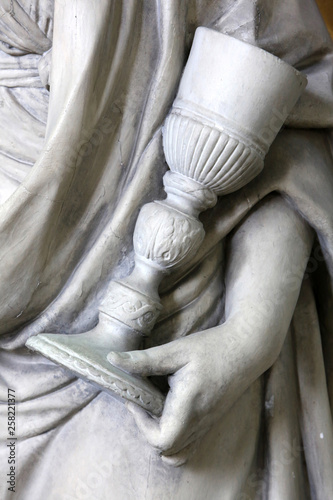 Détail de la Chaire de Vérité : les Vertus théologales : la Foi. Cathédrale Notre-Dame d'Amiens. / Detail of the Chair of Truth: The Theological Virtues : Faith. Notre-Dame d'Amiens cathedral.