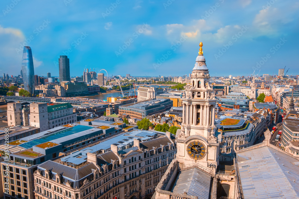 Obraz premium View of London cityscape from the Stone Gallery of St. Paul's Cathedral