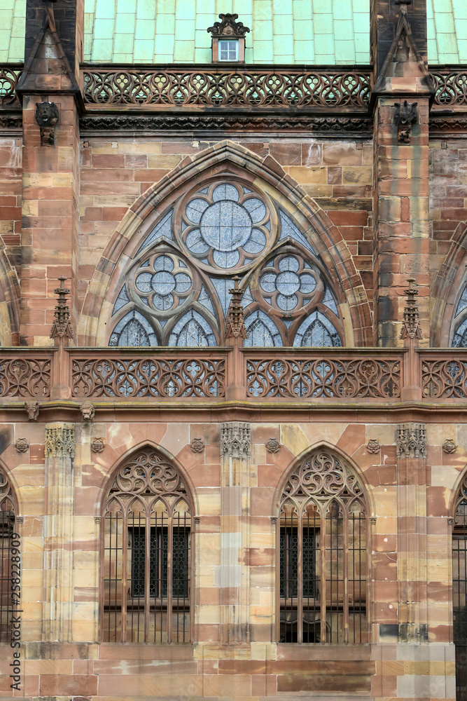 Vitraux. Cathédrale Notre-Dame de Strasbourg. / Stained glass windows. Our Lady of Strasbourg Cathedral.