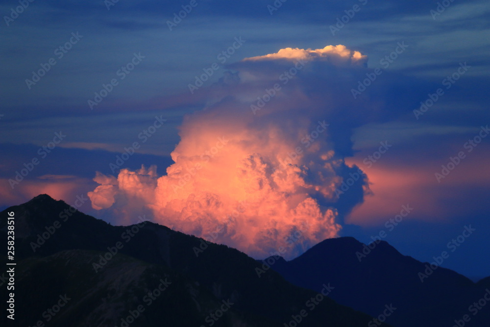 南アルプス光岳 山頂直下光岳小屋から　夕陽を受ける積乱雲