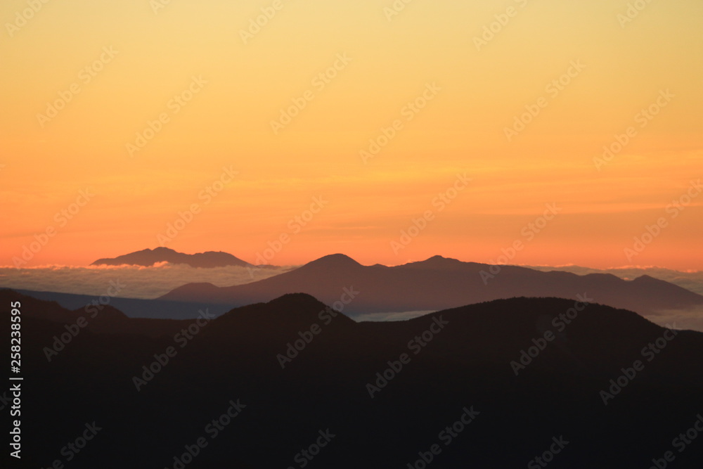 南アルプス光岳　山頂直下光岳小屋から　朝焼けに浮かぶ愛鷹山と箱根連峰