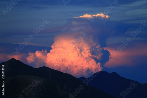 南アルプス光岳 山頂直下光岳小屋から 夕陽を受ける積乱雲