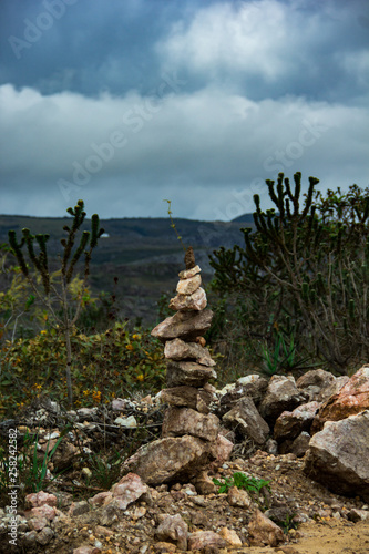 Small monument made of stones stacked in honor of the mountains. This type of ritual is very common among the peoples of the Andes, but has already arrived in Brazil.