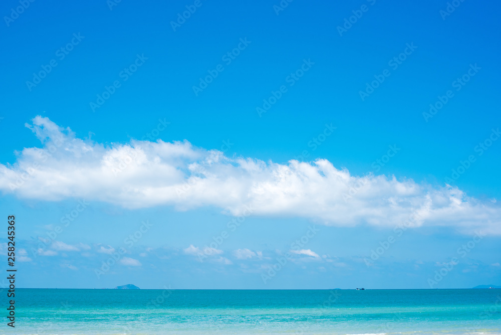 Obraz premium Ocean with blue sky