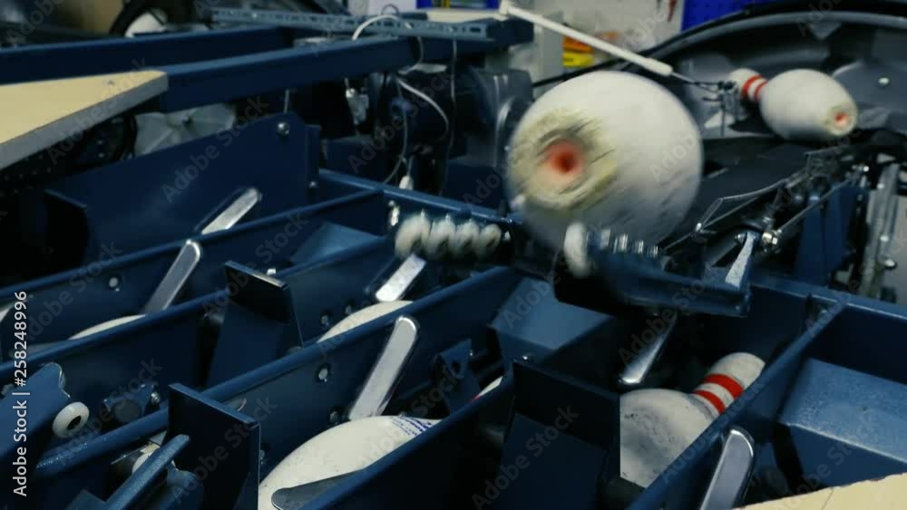 Video „Bowling pins resetting in an automatic pinsetter machine for a