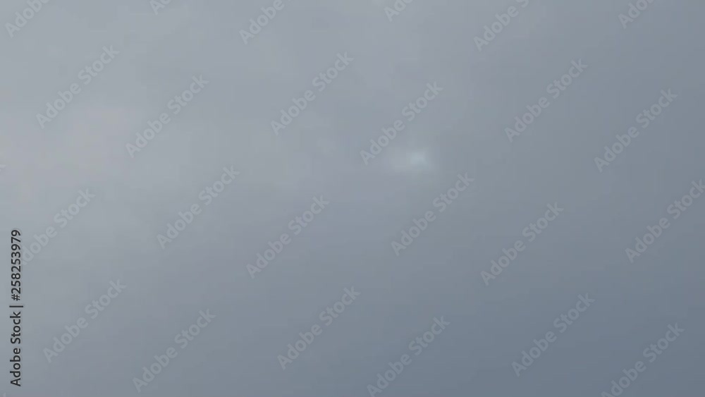 れの速い灰色の雲、太陽がチカチカクラクラします。空のタイムラプス動画 れの速い灰色の雲、太陽がチカチカクラクラします。空のタイムラプス動画