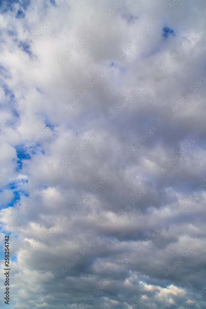 Obraz premium Clouds against the blue sky as a background