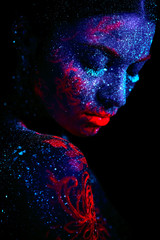 Tableau sur plexiglas Femme Profile portrait of a beautiful girl alien. Ultraviolet body art blue night sky with stars and pink jellyfish  © fyb