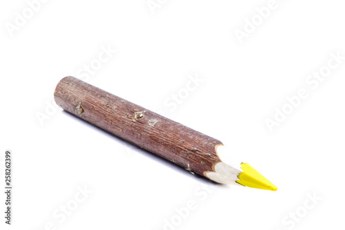 Gelber Holzstift Buntstift isoliert auf weiß