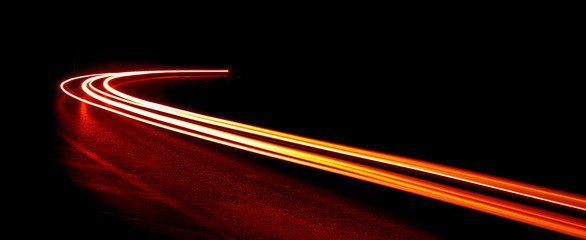 Papier peint photo Autoroute de nuit Traînées lumineuses dans un tunnel  © Todorov