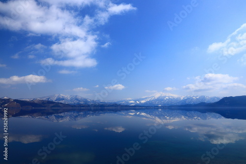 青空の田沢湖 © yspbqh14