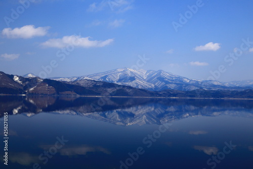 Wallpaper Mural 青空の田沢湖 Torontodigital.ca