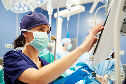 Obraz na płótnie Nurse working with technology in operating room w salonie