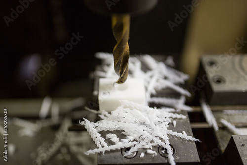 マシニングセンターで部品加工