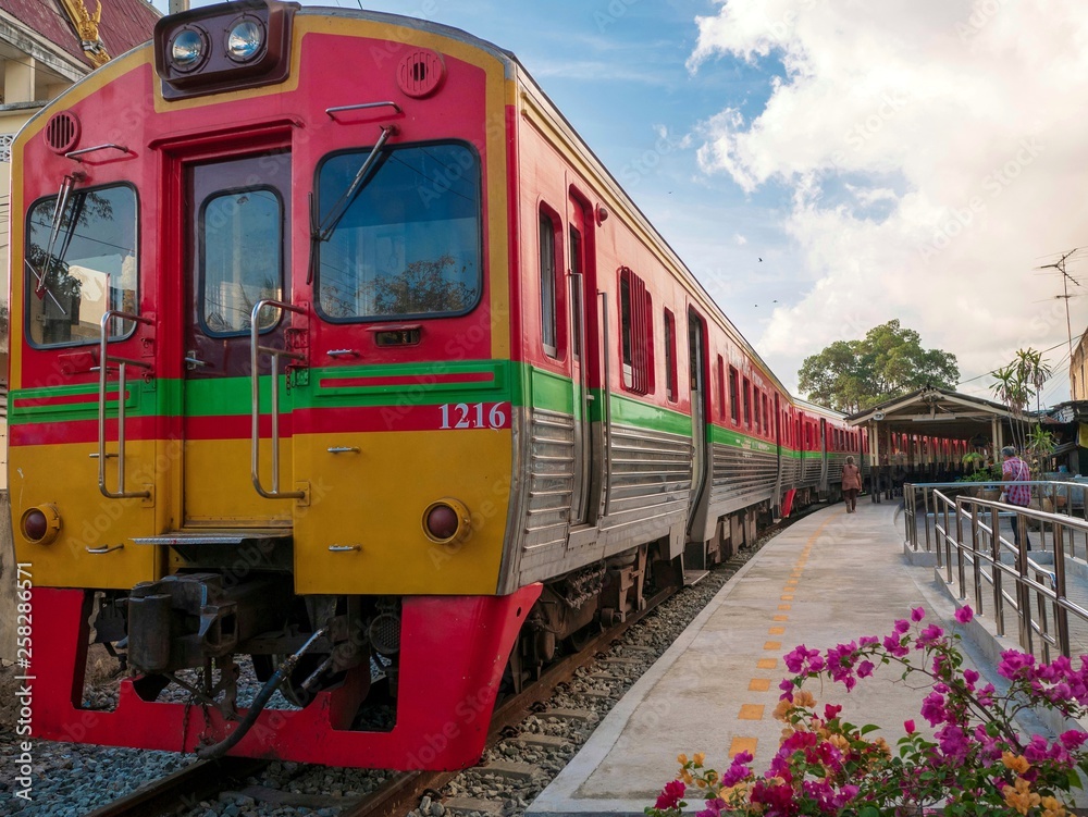 Obraz premium Ban Laem railway station train to visit Maeklong railway market (Talat Rom Hup) in mae klong town