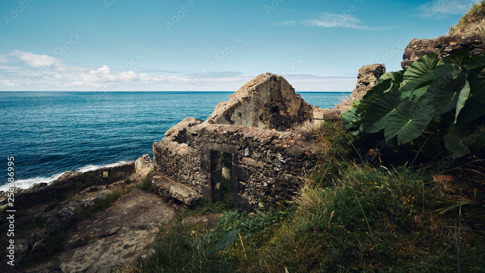 Ruine an der Küste von Sao Miguel