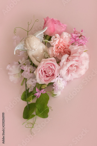 ピンクの花に囲まれた天使 © 花Kasumi