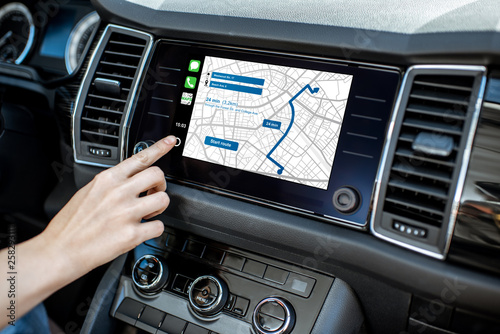 Foto Touching a monitor with navigation map of the modern car, close-up view