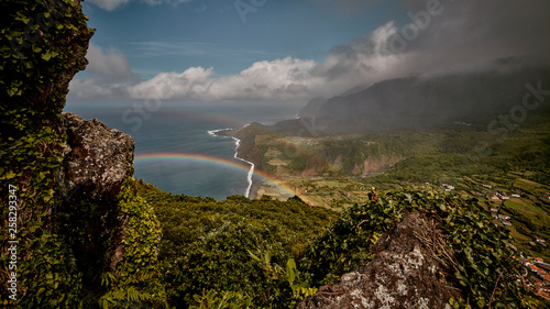 Regenbogen an der Küste