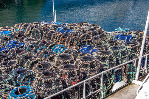 Douarnenez. Casiers empilés sur arrière d'un caseyeur. Finistère. Bretagne