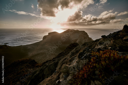 Sonnenuntergang an einer Küste auf den Azoren.
