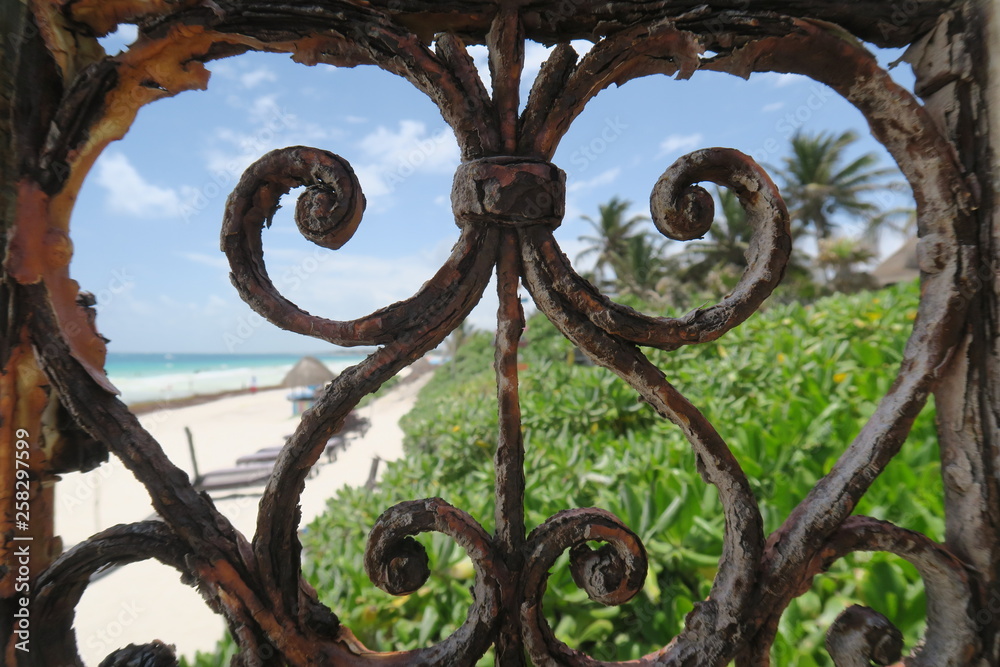 Fototapeta premium heart at the beach