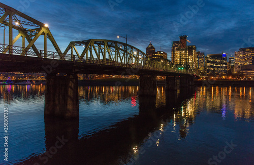Portland downtown and columbia river © SHELL