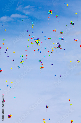 Bunte Luftballons schweben am blauen Himmel