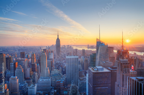 Photo Empire State building and Manahttan skyline at sunset new york city new york usa