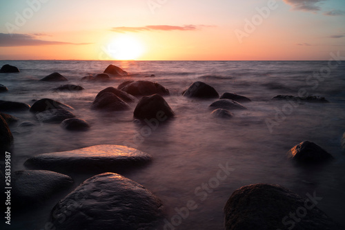 Sonnenuntergang am Steinstrand