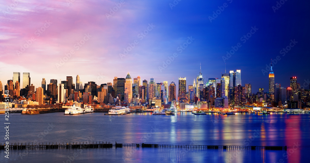 Obraz premium Manhattan Midtown from Day to Night, New York City, New York, USA.